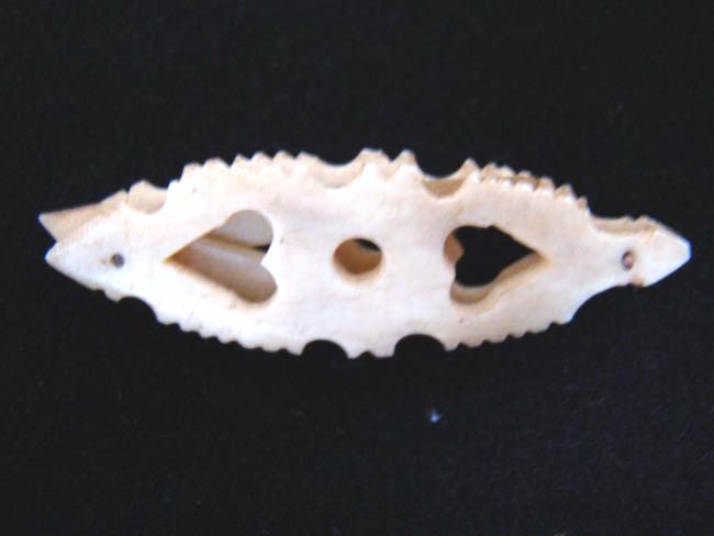 A charming antique sailor-made whalebone 'double-heart' toothpick circa 1860 — image 2